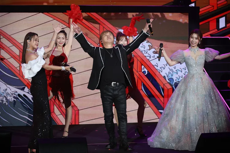 胡瓜（中）與賴慧如、陳怡婷在台上說學逗唱。攝影中心攝