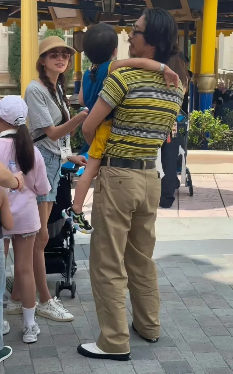 林志玲一家三口跟著民眾排隊。翻攝小白魚小紅書