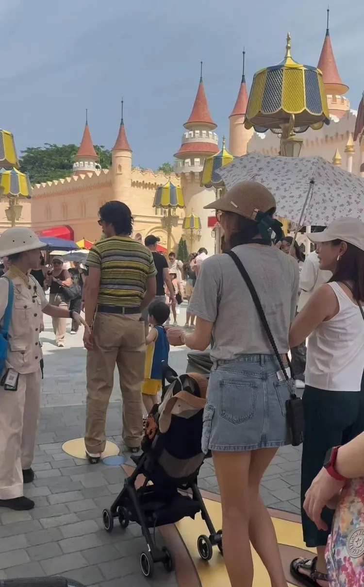 林志玲推嬰兒車，AKIRA牽著兒子走在前方。翻攝小白魚小紅書