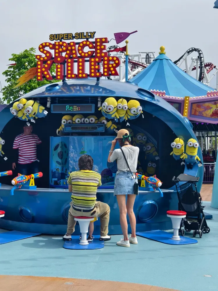 AKIRA陪兒子玩射擊遊戲，林志玲站在後方，看得出已汗流浹背。翻攝我是Daisy小紅書