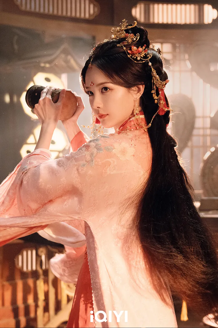 李一桐一人分是兩角。iQIYI愛奇藝國際版提供