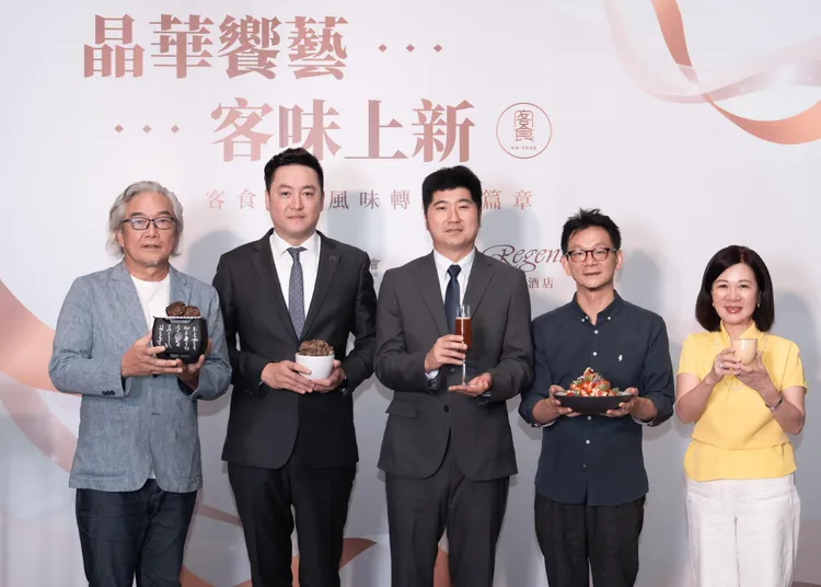 台北晶華酒店攜手客家委員會，於栢麗廳推出一系列結合傳統與創新的客家風味料理。由客委會副主委邱星崴(中)、晶華國際酒店集團餐飲部執行副總經理羅明威(左二)、商業發展研究院副院長張皇珍(右一)、客委會產業經濟處江志成處長(右二)，攜手美食節目製作人焦志方(左一)共同出席「晶華饗藝・客味上新」記者會。客家委員會提供