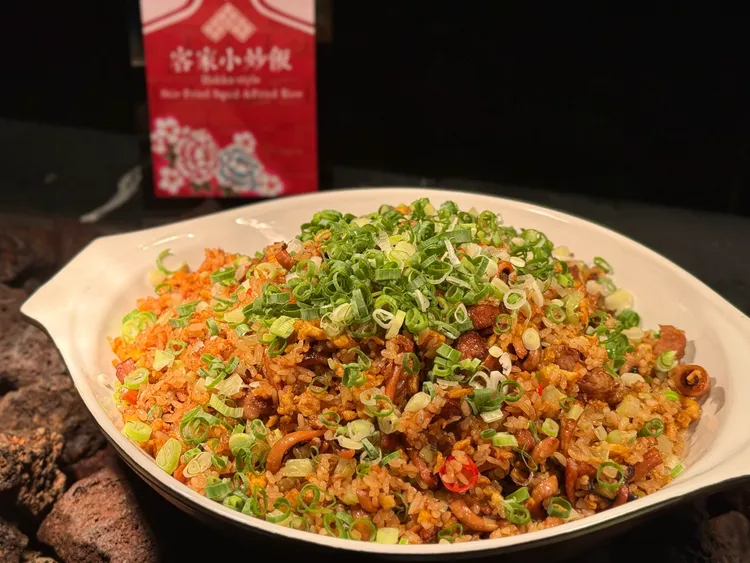 鑊氣十足的「客家小炒飯」是將經典客家小炒翻轉呈現為創意炒飯料理，品嘗得到魷魚、豬肉絲、辣椒與芹菜等好料，鹹中透鮮的滋味，每一口都喚起熟悉的記憶。台北晶華提供