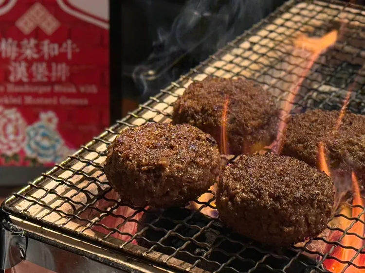 主廚大力推薦的「梅菜牛肉漢堡排」，以油花豐潤的和牛絞肉，拌入香氣濃郁、鹹香回甘的客家梅菜後再進行炭火直烤，表面焦香酥脆、入口充滿和牛的細緻肉香與梅菜的獨特風味。台北晶華提供