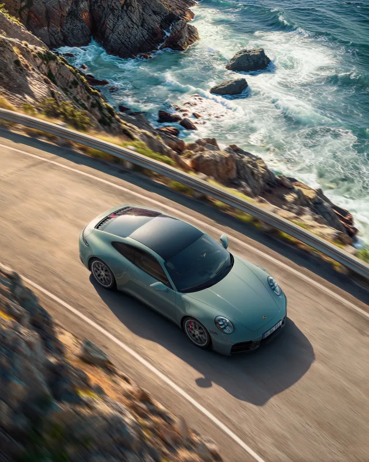 全新 911 Carrera 4S承襲升級後的Carrera S動力單元，搭載3.0升水平對臥六缸雙渦輪增壓引擎，最大輸出提升至480 PS。原廠照片