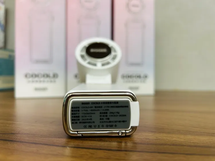 攜帶隨身風扇出國，請勿撕除機身上標示電池容量的貼紙標籤。486團購提供