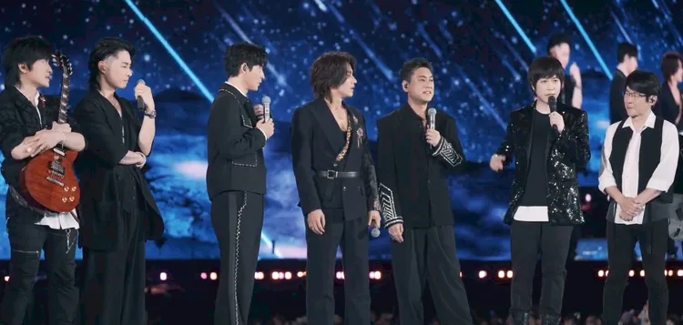 朱孝天（右2）被讚越來越消瘦。翻攝相信音樂影片