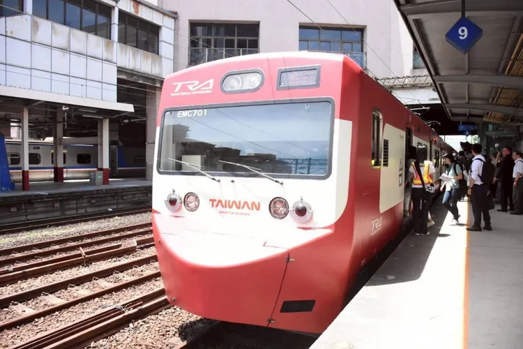 「嗶嗶嗶嗶台灣號」主題彩繪列車。觀光署提供