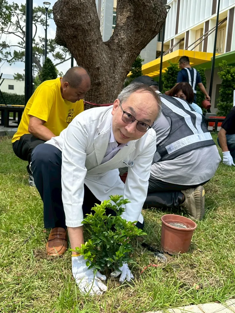 豐原醫院院長李永恒在后里長照院區種下植栽。豐醫提供