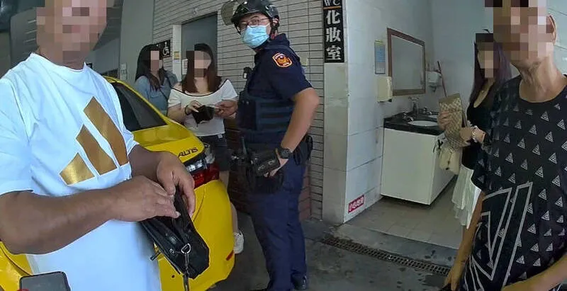 警扮老司机逮马伕、小姐等9人。翻摄画面
