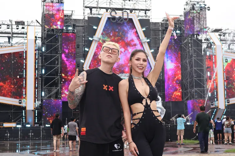 蕾菈（右）與老公湯宇現身S2O。彭欣偉攝