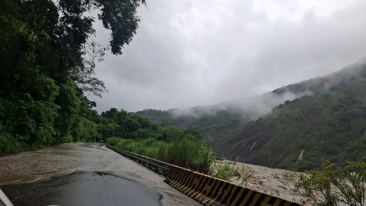 荖濃溪水位暴漲,溪水溢淹至台20線99k復興路段路面約200公尺,造成道路阻斷。甲仙工務段提供