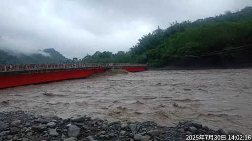 山区豪雨不断!南横复兴路段溪水淹200公尺 那玛夏民生桥预警性封闭