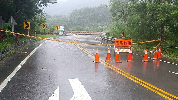 民生橋因溪水暴漲，30日下午1時30分實施預警性封閉。甲仙工務段提供