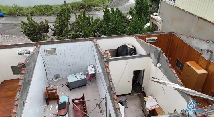 西寮里不少房子屋頂被吹翻，到處可見斷垣殘壁。台南大雄空拍授權引用