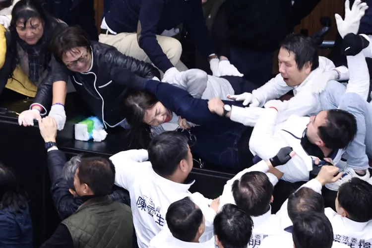 廖先翔曾用剪刀腳狠狠夾擊民進黨立委林淑芬頭頸部。彭欣偉攝