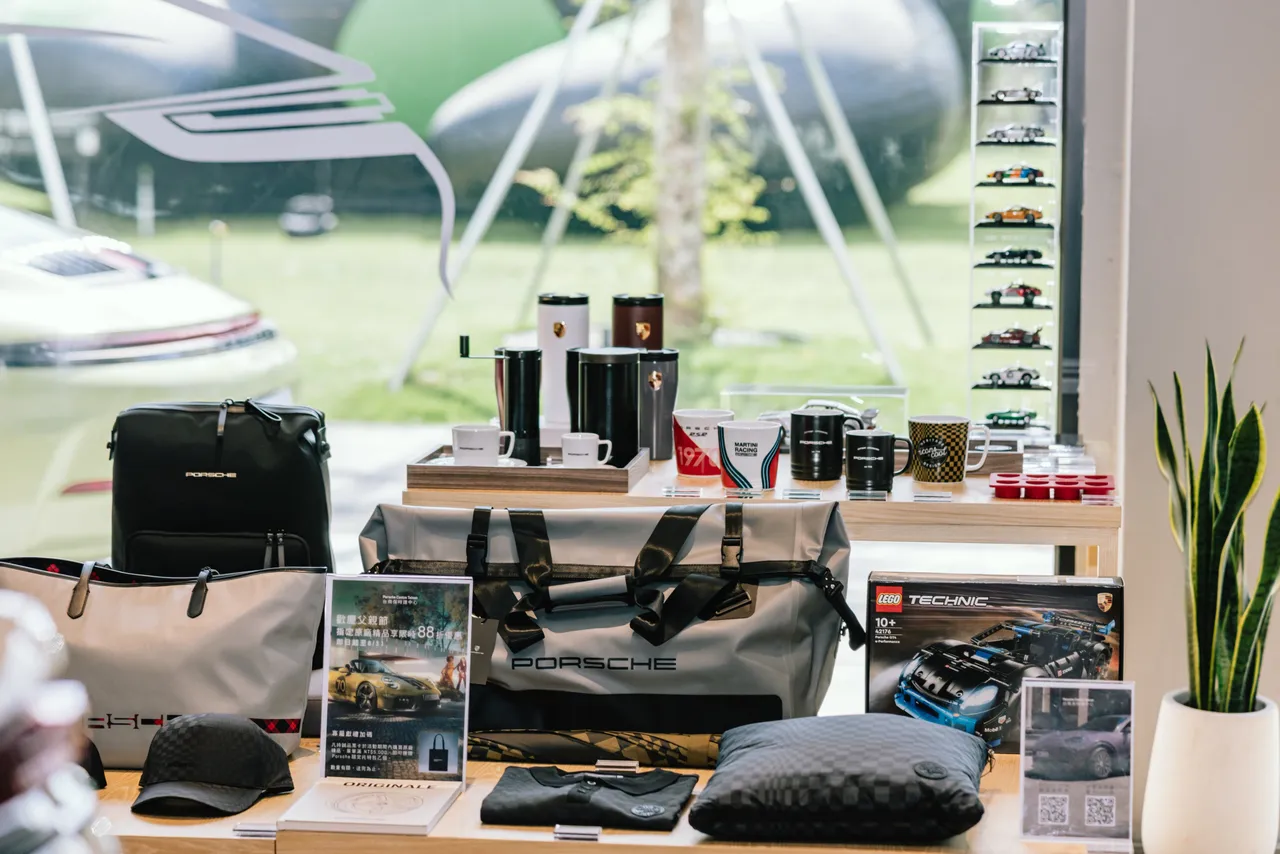 Porsche NOW 诚品生活台南全新概念店除了精选保时捷Porsche Exclusive Manufaktur车款的展示外,店内亦设有 Porsche Lifestyle Collection 生活精品区,更提供车辆打造个人化咨询服务。业者提供