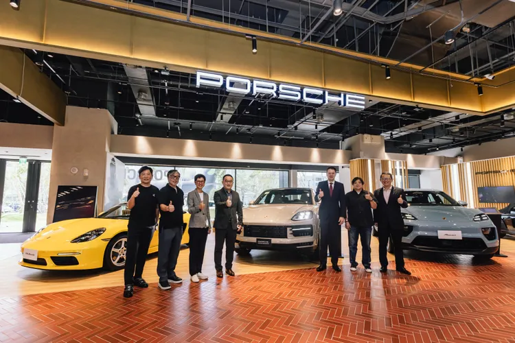 Porsche NOW 誠品生活台南全新概念店為保時捷車主與車迷提供一個熱情友善的空間，體驗最新車型並探索保時捷生活風格（由左至右：碳佐麻里餐飲集團董事長邱彥騰、宏佳騰動力科技董事長鍾杰霖、台灣保時捷營運處長鍾明潓、尚騰汽車集團執行長吳睿弘、台灣保時捷事業發展處處長馬如峯 （Rouven Marquardt）、誠品生活台南通路發展資深總監曹慧文、以及尚騰嘉南汽車副總經理張景弼）業者提供