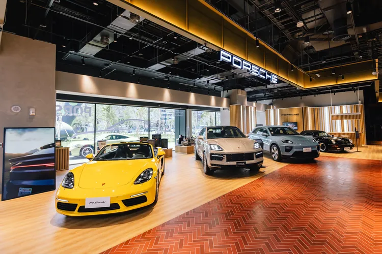 Porsche NOW 誠品生活台南全新概念店完美體現了保時捷的都會零售概念，旨在透過動態且沉浸式的品牌體驗吸引訪客。業者提供