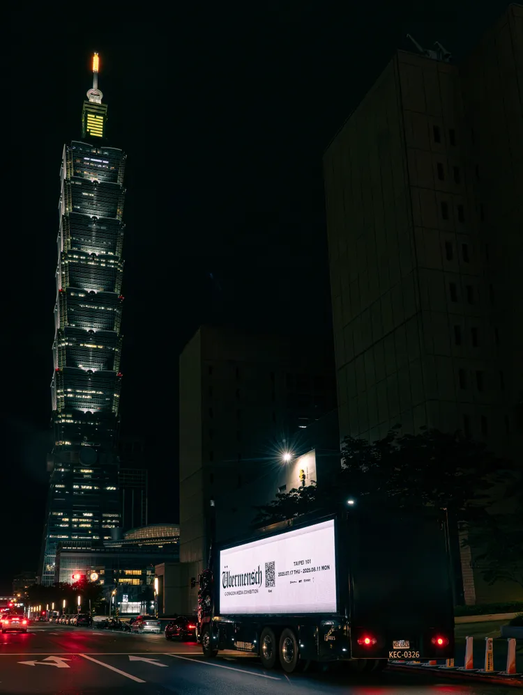 GD的藝術展廣告行經台北101。Creative MUT提供