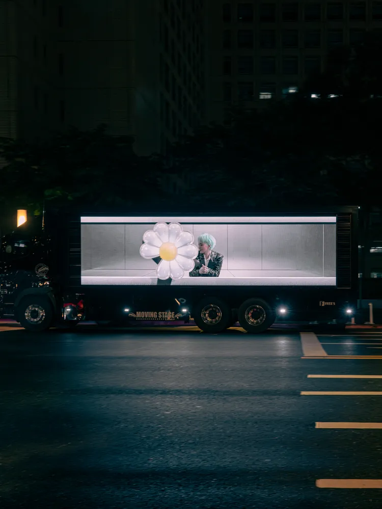 GD的藝術展廣告車趴趴走。Creative MUT提供