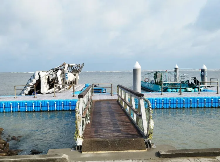 蔡宏耿的觀光遊船被強風吹上天，重摔落地慘成廢鐵。蔡宏耿提供