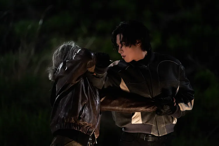 李慧英（左）與金聖喆上演頂尖殺手瘋狂對決。鴻聯國際提供