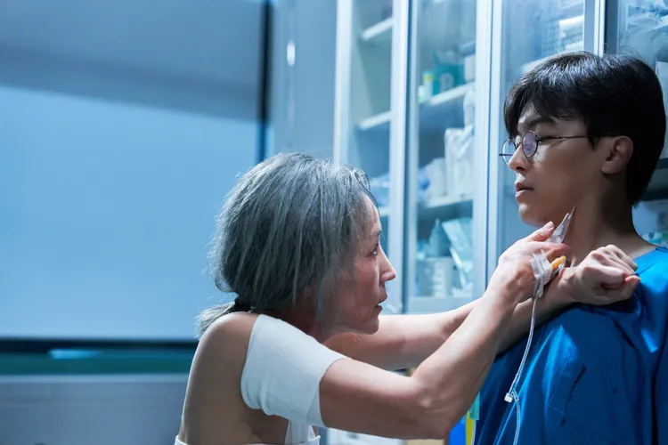 延玗臻（右）飾演的姜醫生，在片中救治李慧英。鴻聯國際提供