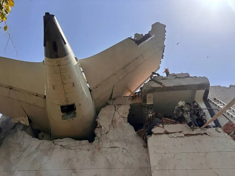 印度航空客機墜毀，撞向地面的醫學生宿舍。路透社資料照片。影片翻攝X@Ahmedabad