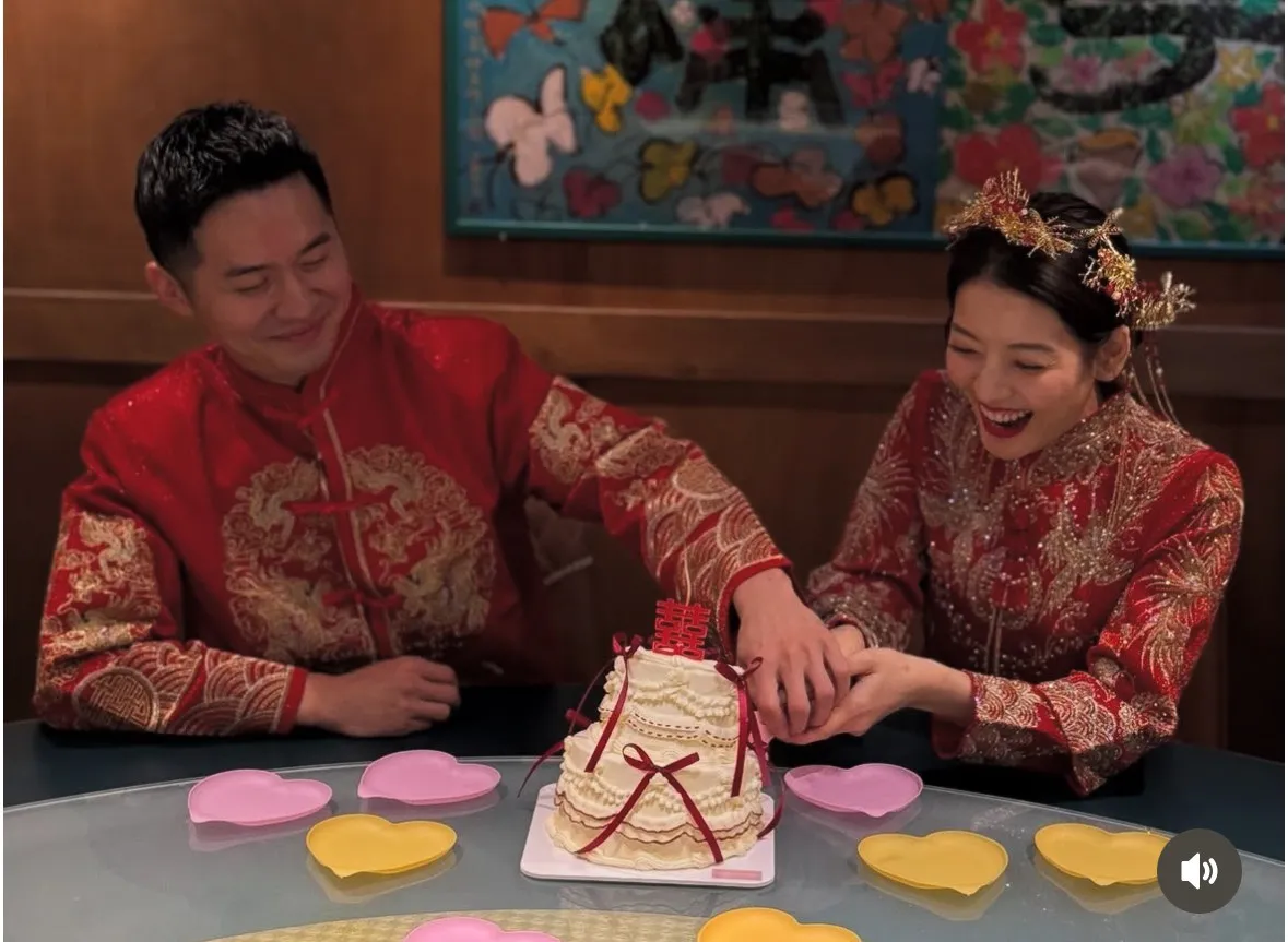 王乐妍和老公开心切蛋糕。翻摄自王乐妍IG