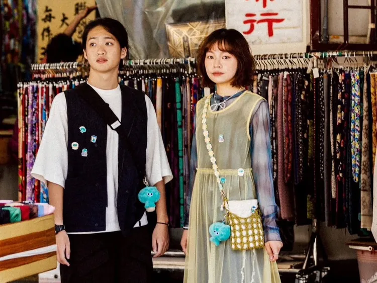 捷絲旅大阪心齋橋館特別準備給房客的禮物，是由文化部針對此活動設計的官方吉祥物「a-We」，每間客房都會收到一只「a-We絨毛玩偶」與四入一組的「a-We金屬徽章」。捷絲旅提供。