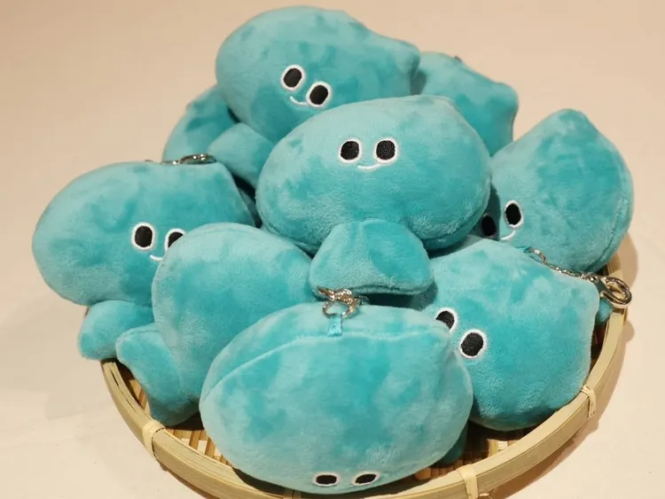 捷絲旅大阪心齋橋館特別準備給房客的官方吉祥物「a-We」，包括一只「a-We絨毛玩偶」與四入一組的「a-We金屬徽章」。捷絲旅提供。