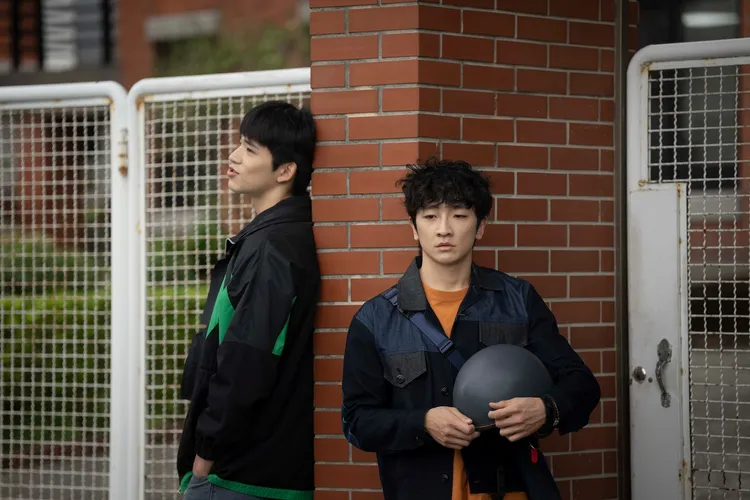 王品澔（左）把時間給朋友，讓葛丞大發雷霆。公視台語台、華視提供