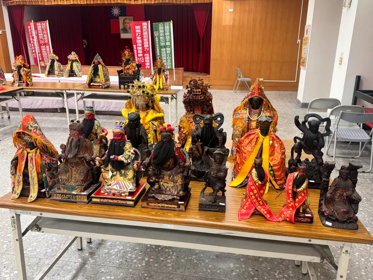 警方搜出27尊神像，有17尊無人認領，僅能以物歸原主的10尊神像將許男定罪。資料照