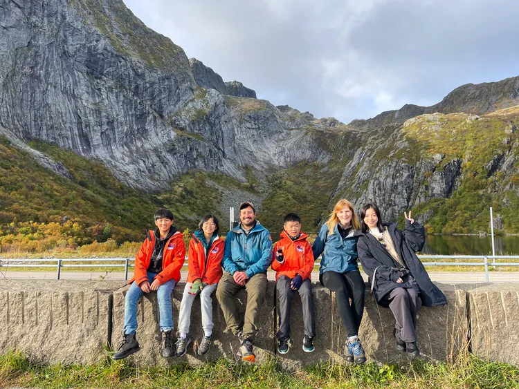 與國家公園管理員執行便便任務。公視提供