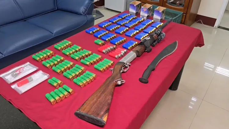 警方在屋內查扣霰彈槍1支、霰彈槍子彈168顆、安非他命玻璃球吸食器1組及藍波刀等違禁物品。民眾提供