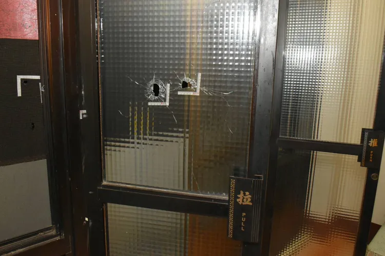 陳嫌開槍擊中鄰居神明廳，玻璃門出現彈孔。民眾提供