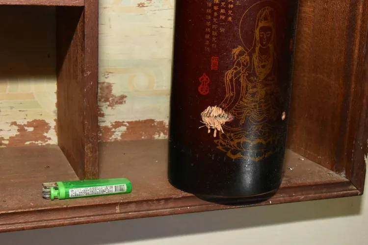 鄰居神明廳被子彈擊中。民眾提供