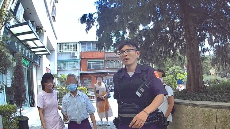 失智翁誤把診所當住家　壢警暖心關懷平安送回家