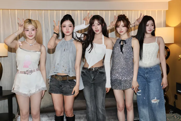 YEWON（左起）、KEENA、HANA、CHANELLE MOON、ATHENA擺出可愛手勢。莊宗達攝