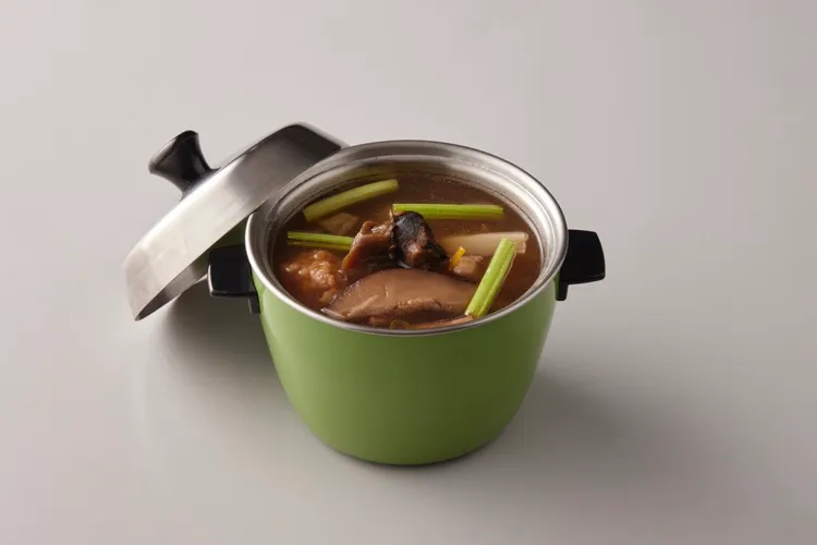 「魷魚螺肉蒜」以乾魷魚、螺肉罐頭、蒜苗與芹菜堆疊出老派的豪氣與風骨，湯頭厚實、滋味濃郁，一碗入喉。業者提供