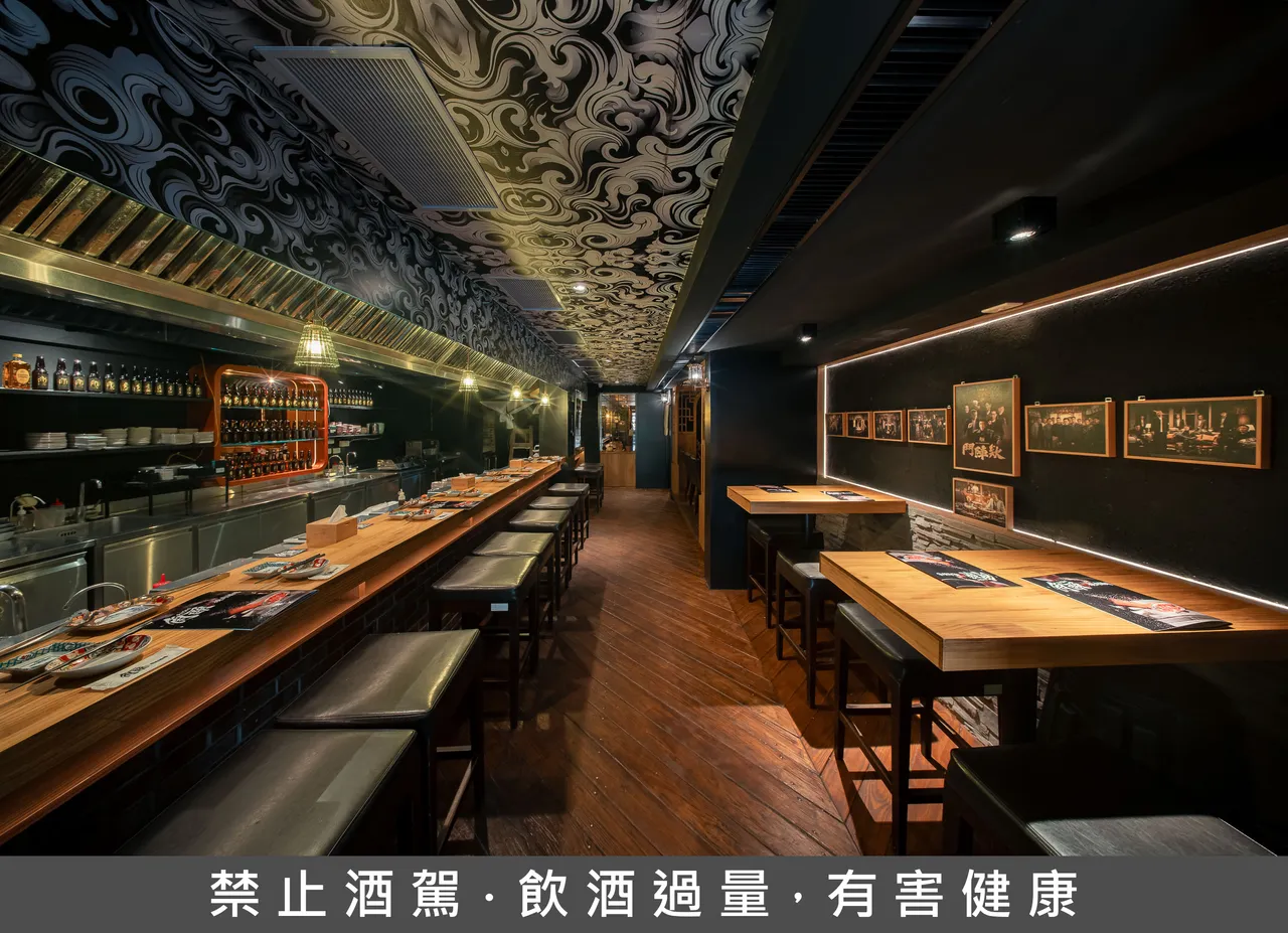 「角头烧肉酒场」将银幕中的血性浪漫化作餐桌上的炙热美味。业者提供