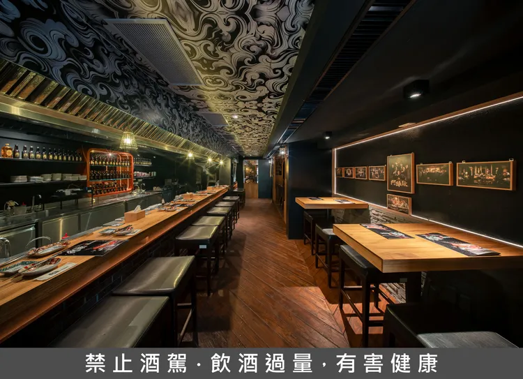 「角頭燒肉酒場」將銀幕中的血性浪漫化作餐桌上的炙熱美味。業者提供