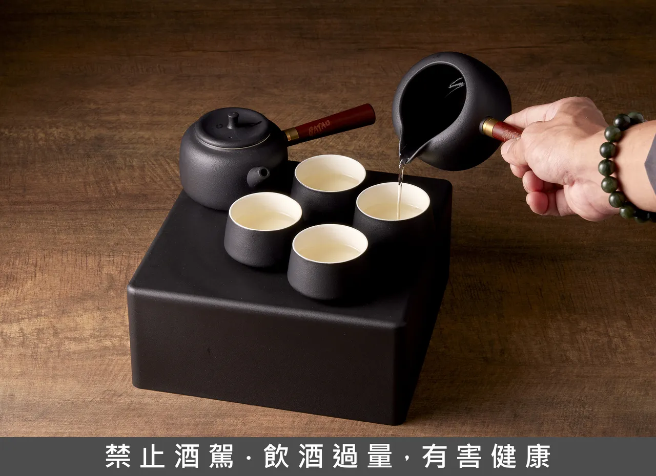「乔代志」以琴酒打底,高山乌龙绵延如山系脉络。苦艾酒若有似无;桧木气息犹如老台面人的身影,安静却锐利,而佛手柑则如开局那杯敬茶,柔和、礼貌、却不失距离。业者提供