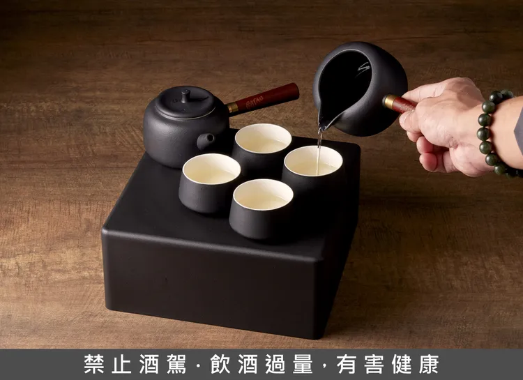 「喬代誌」以琴酒打底，高山烏龍綿延如山系脈絡。苦艾酒若有似無；檜木氣息猶如老檯面人的身影，安靜卻銳利，而佛手柑則如開局那杯敬茶，柔和、禮貌、卻不失距離。業者提供