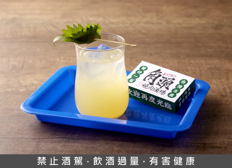「青仔一百」靈感來自台灣檳榔攤文化，以高粱的烈勁打底，融合健酪的甜、金桔的酸澀，再用紫蘇葉包裹陳皮梅，最後以綠茶收尾。業者提供