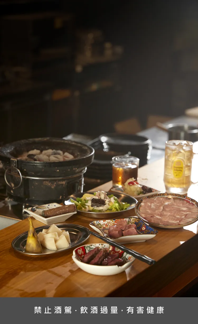 「角頭燒肉酒場」整體菜色設計靈感來自《角頭》電影角色與台灣街頭記憶，將人物性格化作菜色靈魂，結合台式日常風味與現代創意手法，翻玩出傳統台菜的新風貌。業者提供