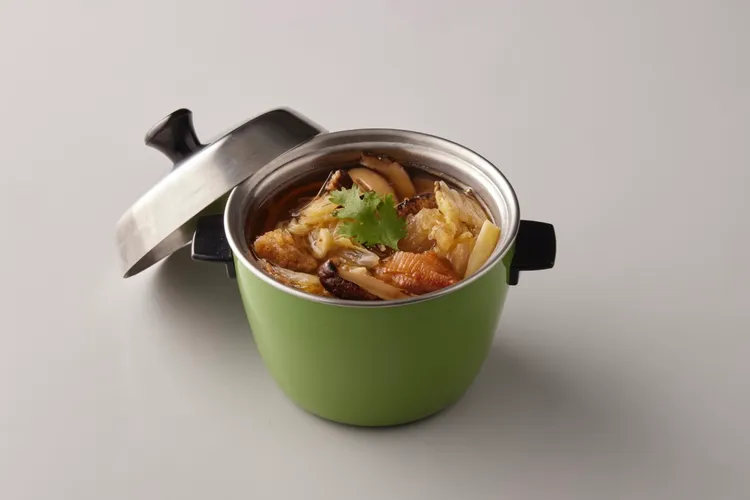 「菜尾湯」源自台灣辦桌文化的經典「惜福湯」，融合十多種食材的精華，熬煮出濃郁湯頭。業者提供