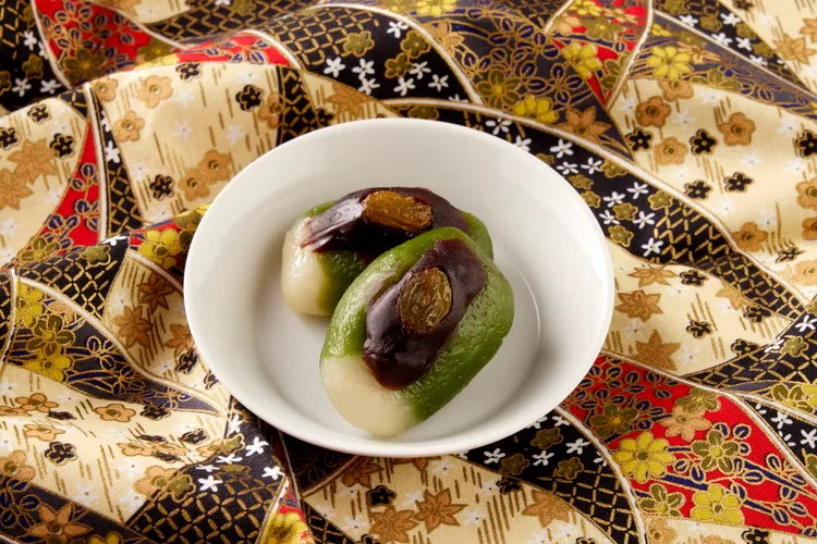 「檳榔姐妹花」以白麻糬與綠麻糬層層搓合，內餡包裹紅豆泥、堅果與葡萄乾，口感甜中帶硬。業者提供