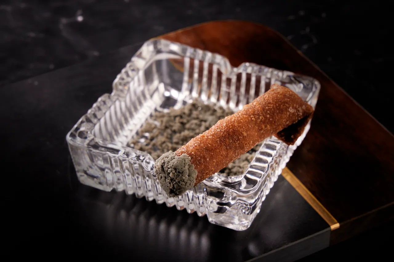 「麦克哥雪茄」以酥脆外皮包裹鲜甜蟹肉与爆浆鲑鱼卵,咬下瞬间,海味在口中迸发,如同麦克哥西装笔挺外表下掩盖不住的强悍气场。业者提供